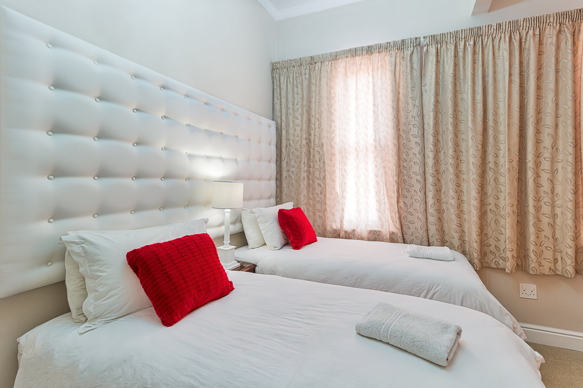 Contemporary twin room with tufted headboard