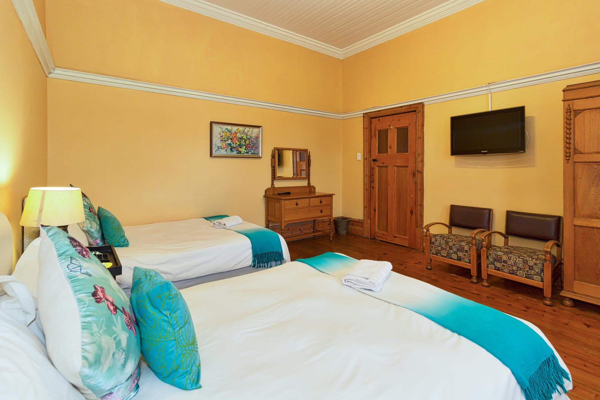 Autumn Suite twin room with teal décor
